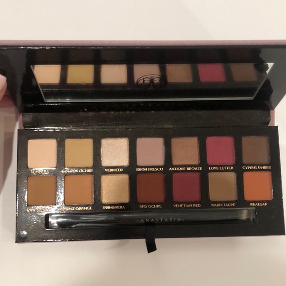 NEW Anastasia Modern Renaissance - Picture 1 of 2